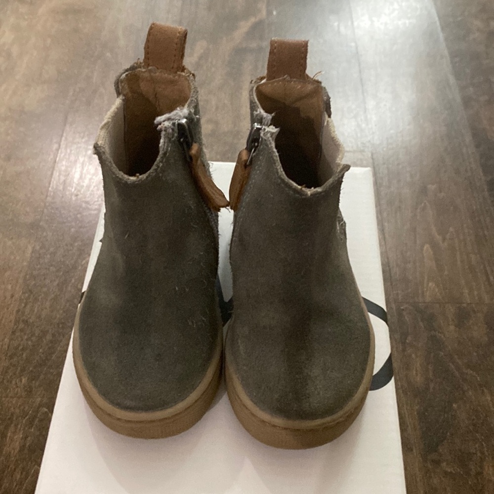 Freshly Picked Chelsea boot sneaker in gray suede size 5